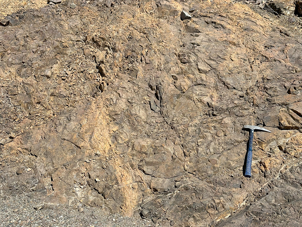 Example of typical mineralized stockwork in outcrop. The rock is highly transected by randomly oriented hairline fractures that commonly contain sub-millimetre to several millimetre quartz veins that are thought to contain the gold. The host is typically tonalite to granodiorite, which has been fractured adjacent to the fault systems in the area. Visually, there are few indications of mineralization.